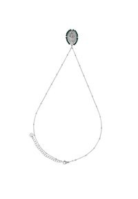 Collana in argento con pendente ovale circondato da pietre verdi, con retro in argento testurizzato e chiusura a moschettone.