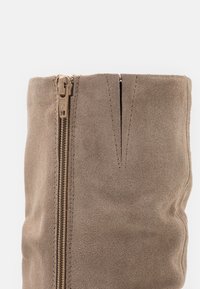 Tamaris Vysoká obuv - taupe