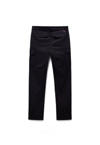 Czarne spodnie cargo z klapkami na bocznych i tylnych kieszeniach, gładkim paskiem w talii oraz małym czerwonym logo obok prawej tylnej kieszeni.