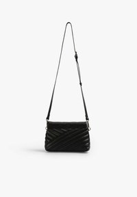 Borsa a tracolla nera in pelle con texture a rombi diagonali, tracolla regolabile e accessori in tonalità dorata. Forma rettangolare compatta.
