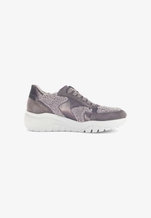 Grijs sportief sneaker van gemengde materialen, waaronder gladde en gestructureerde stoffen, een witte zool en subtiele ontwerpelementen.