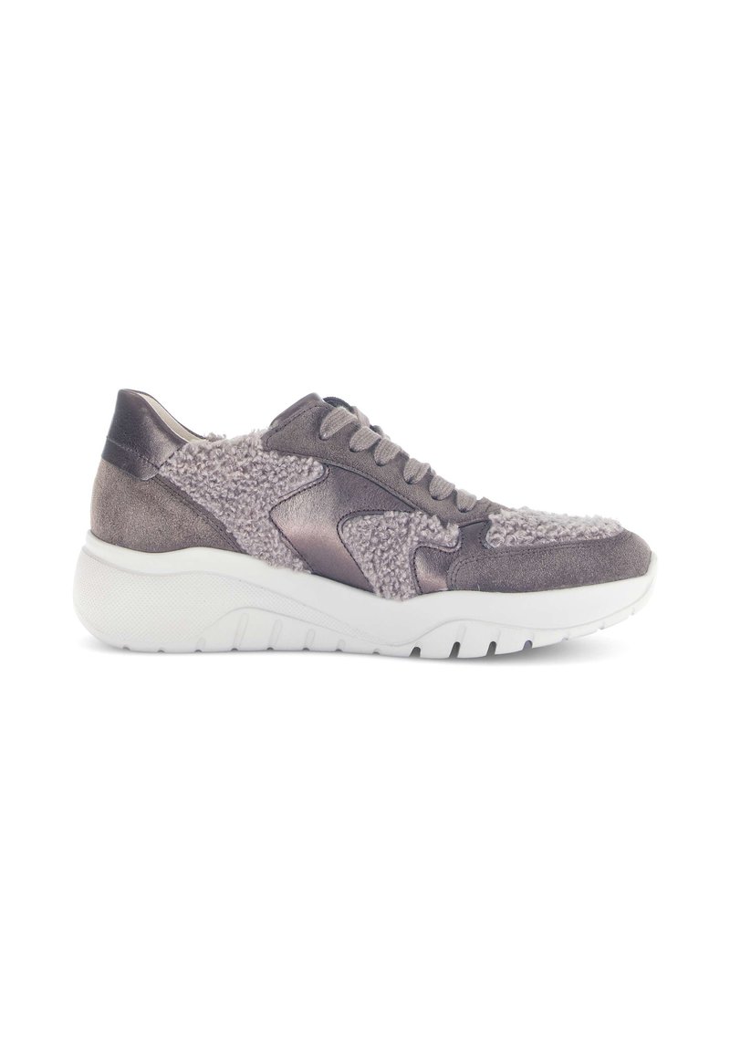 Grijs sportief sneaker van gemengde materialen, waaronder gladde en gestructureerde stoffen, een witte zool en subtiele ontwerpelementen.