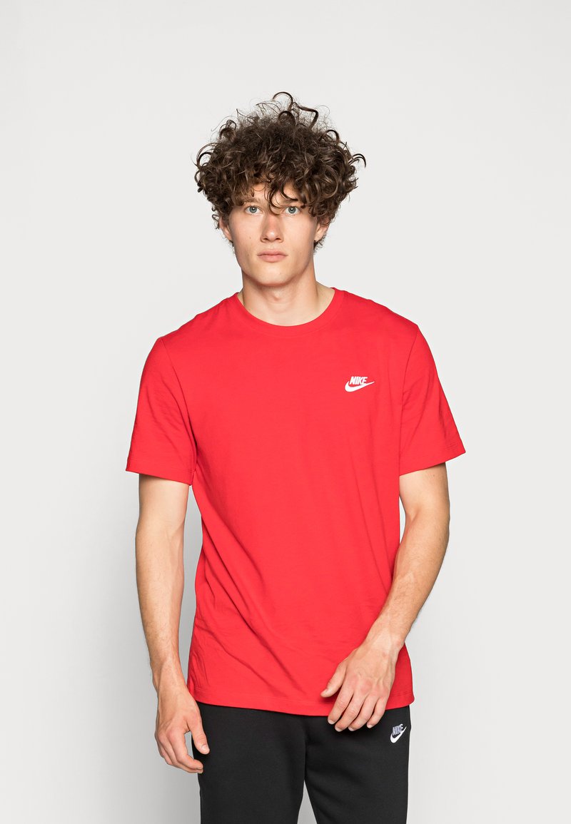 Rød kortærmet T-shirt lavet af bomuld, med et hvidt Nike-logo på venstre bryst. Glat tekstur og klassisk rund hals-design.