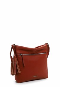 Sac bandoulière en cuir rouge avec surface texturée, compartiment zippé et accent de pompon sur le côté. Mesure environ de taille moyenne.