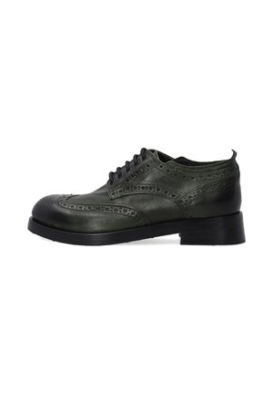 Donkergroene leren oxford schoen met brogue-details, vetersluiting, ronde neus en een lage zwarte hak. Gladde textuur, klassieke silhouet.