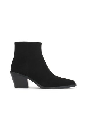Bottine en daim noir avec un bout pointu et un talon bloc sur fond blanc.