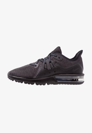 Baskets noires Nike Air Max avec dessus en mesh, semelle rembourrée, unité d'air visible et fermeture à lacets, vues de côté.