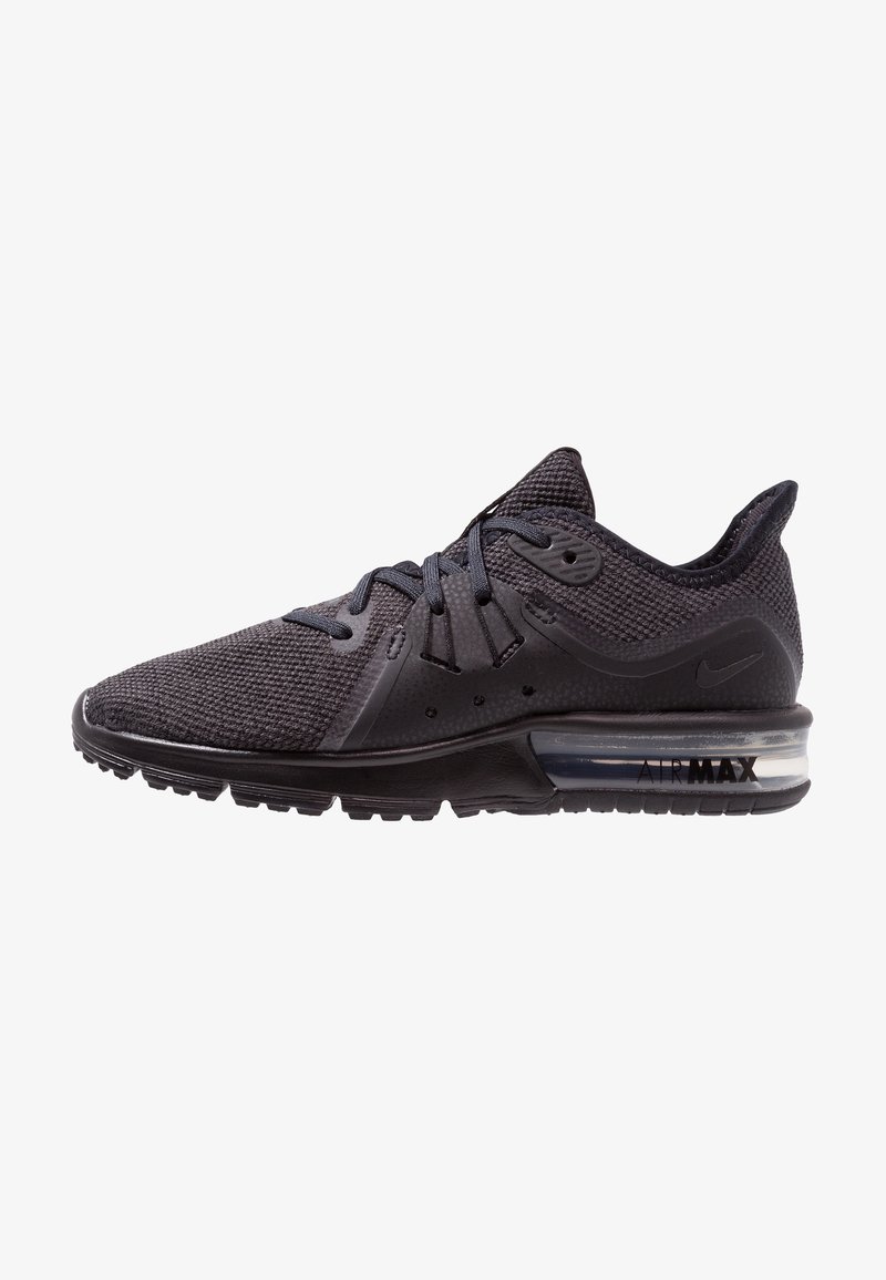 Baskets noires Nike Air Max avec dessus en mesh, semelle rembourrée, unité d'air visible et fermeture à lacets, vues de côté.