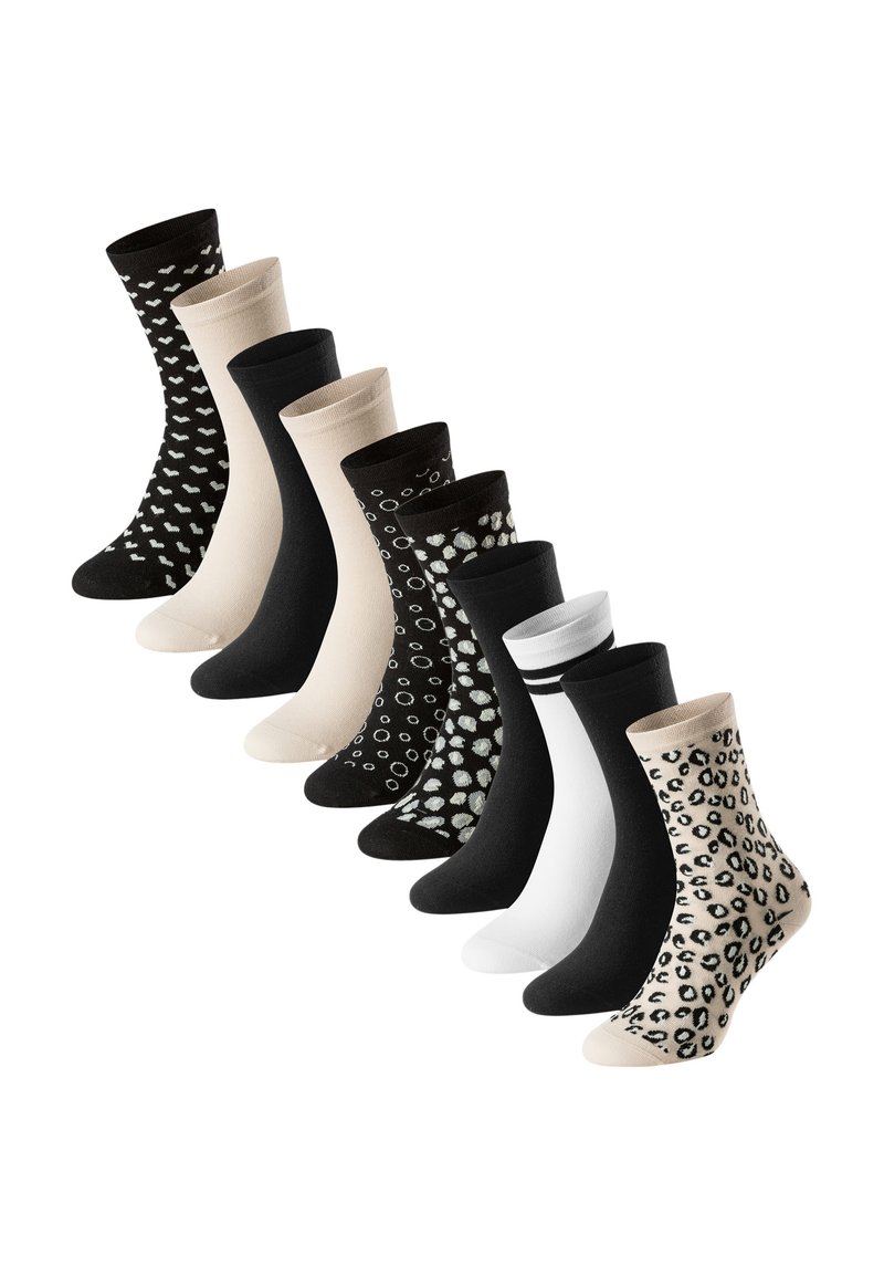 Sæt af ni strømper i forskellige farver, herunder sort, creme og grå. Inkluderer mønstre som hjerter, prikker og leopardprint. Materialet er en bomuldsblanding.