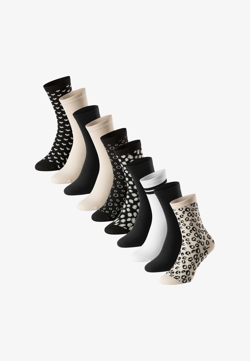 Sæt af ni strømper i forskellige farver, herunder sort, creme og grå. Inkluderer mønstre som hjerter, prikker og leopardprint. Materialet er en bomuldsblanding.