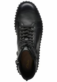 Zapato alto de piel negra con punta redonda, cordones en la parte frontal, superficie texturizada, suela de goma con pequeñas tachuelas y un zipper lateral para un fácil acceso.