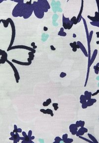 Blumendruck aus sanfter Baumwolle mit abstrakten lila und mintgrünen Blumen mit dunklen Umrissen auf einem hellen Hintergrund.