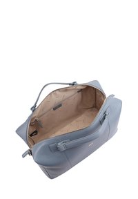 Sac à main en cuir gris avec fermeture éclair, intérieur spacieux, doublure beige et double anses. Présente un logo discret à l'intérieur du sac.