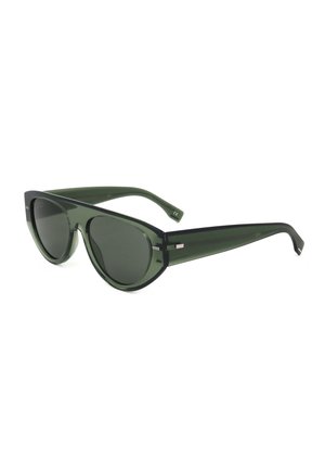 Occhiali da sole verde scuro stile a gatto con montatura spessa traslucida e lenti scure inclinati a sinistra su sfondo bianco.