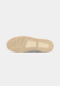 Talpa de sneaker, material din cauciuc, culoare bej, model de tread herringbone, detaliu cu logo. Textură netedă cu un design cu vârf rotunjit.