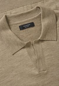 Barna merinógyapjú pólóing, klasszikus gallérral, bordás textúrával és "Matinique 100% Merino" felirattal ellátott címkével.