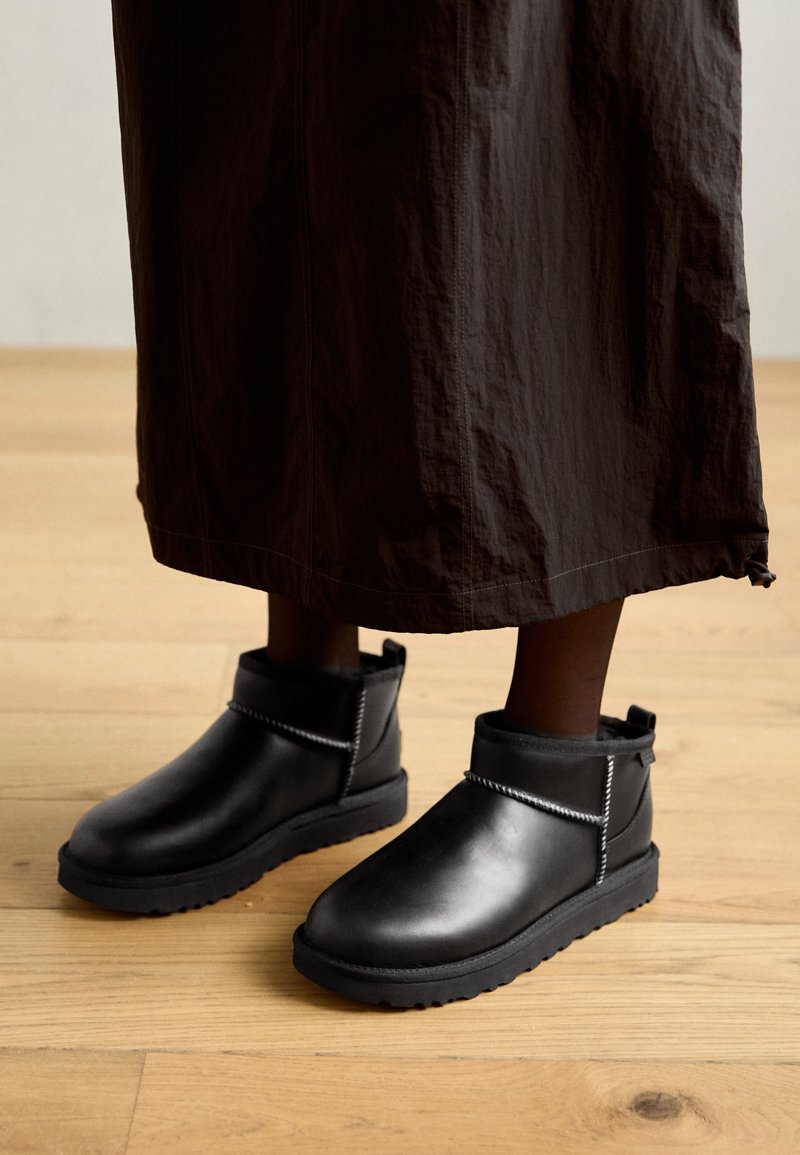 Stivali Ugg Ultra Mini Ugg Mini In Pelle Ugg Neri Ugg Classic