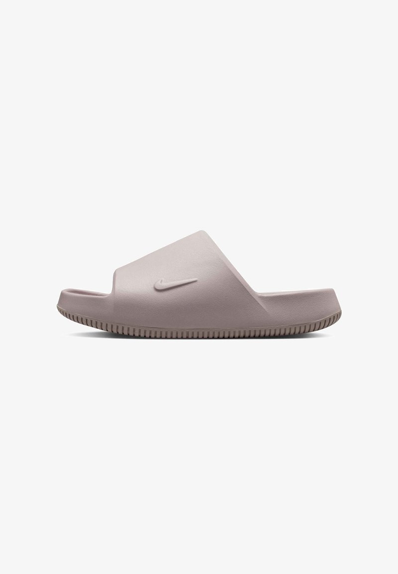 Μονή μοβ σαγιονάρα Nike με φαρδιά λωρίδα και υφασμένη σόλα, εμφανιζόμενη σε πλάγια όψη σε λευκό φόντο.