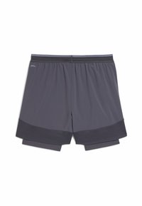 Grå träningsshorts i ett lätt, fukttransporterande material. Har en elastisk midja och kontrasterande mörkare fållar vid benen.