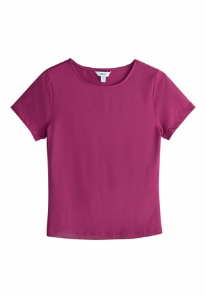 Rövid ujjú, bíborvörös póló kerek nyakkivágással és minimális varrással, laposan elhelyezve, a nyak belsejében látható "NEXT" márkajelzéssel.