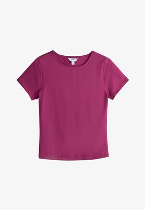 Rövid ujjú, bíborvörös póló kerek nyakkivágással és minimális varrással, laposan elhelyezve, a nyak belsejében látható "NEXT" márkajelzéssel.