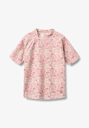 Camiseta de manga corta rosa con pequeño estampado floral en rojo, rosa y púrpura, cuello redondo y dobladillo cosido, mostrada sobre un fondo blanco.