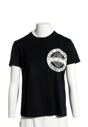Camiseta negra de manga corta con un logo circular blanco de Louis Vuitton y texto en el pecho izquierdo, mostrada sobre un torso de maniquí blanco.