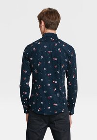 Námořnická modrá květinová košile s límečkem, dlouhými rukávy a slim fit střihem. Obsahuje malé multibarevné květinové vzory na látce.