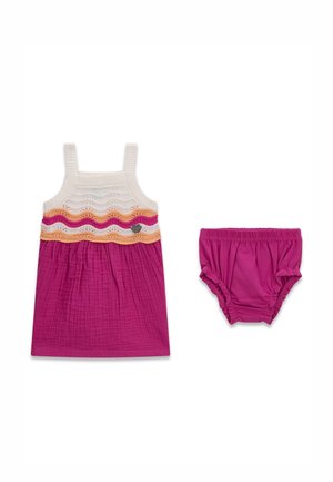 Vestito senza maniche per neonata con gonna rosa e parte superiore bianca con strisce ondulate arancioni e rosa, abbinato a un copri pannolino rosa coordinato.