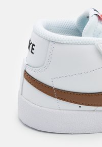 Nike Sportswear BLAZER MID '77 UNISEX - Sapatilhas de cano alto - white/vivid sulfur/pecan/team orange