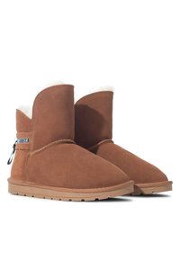 Botines de ante marrón con un suave forro de piel blanca, suela de goma plana y un detalle de lazo en la parte trasera con la etiqueta "Better".