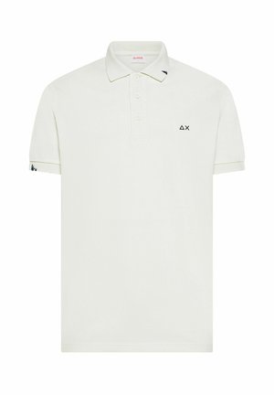 Polo bianca a maniche corte con tre bottoni, piccolo logo nero Delta e X sul petto e dettagli del marchio su collo e manica.