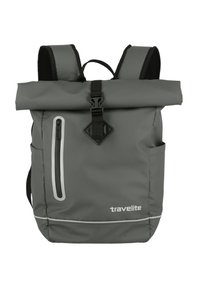 Grau Rolltop-Rucksack aus strapazierfähigem Material, mit einer vorderen Reißverschlusstasche, seitlichen Taschen und reflektierenden Akzenten. Verstellbare Riemen für mehr Komfort.
