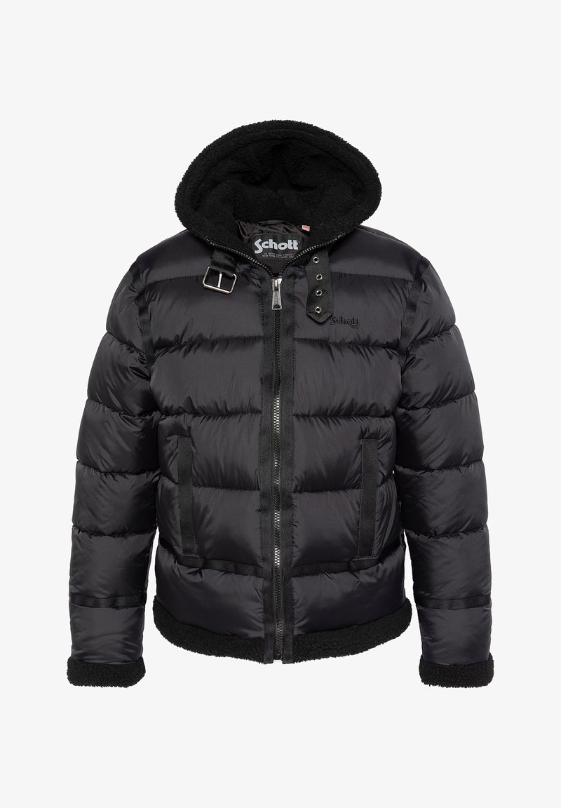Giacca a sacco nera con chiusura zip frontale, sezioni spesse trapuntate, cappuccio foderato in felpa e due tasche laterali. Presenta un dettaglio decorativo con fibbia.