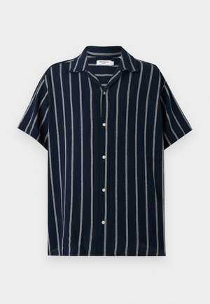 Chemise bleu marine à manches courtes avec boutons et rayures blanches verticales, col cubain.