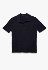 Marinblå ribbad kortärmad polo med platt krage och en treknapps knäppning. Mjuk textur och åtsittande design.