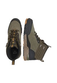 Wanderschuhe mit grünem und schwarzem Design, aus Wildleder und Textilmaterialien, Gummisohle, Schnürverschluss und strukturierten Akzenten.