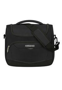 Borsa a tracolla nera con superficie testurizzata, tracolla regolabile, tasca frontale con zipper e logo. Presenta una maniglia robusta sulla parte superiore.