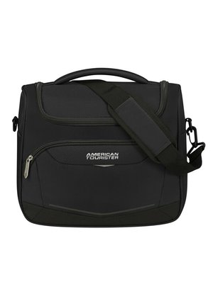 Borsa a tracolla nera con superficie testurizzata, tracolla regolabile, tasca frontale con zipper e logo. Presenta una maniglia robusta sulla parte superiore.