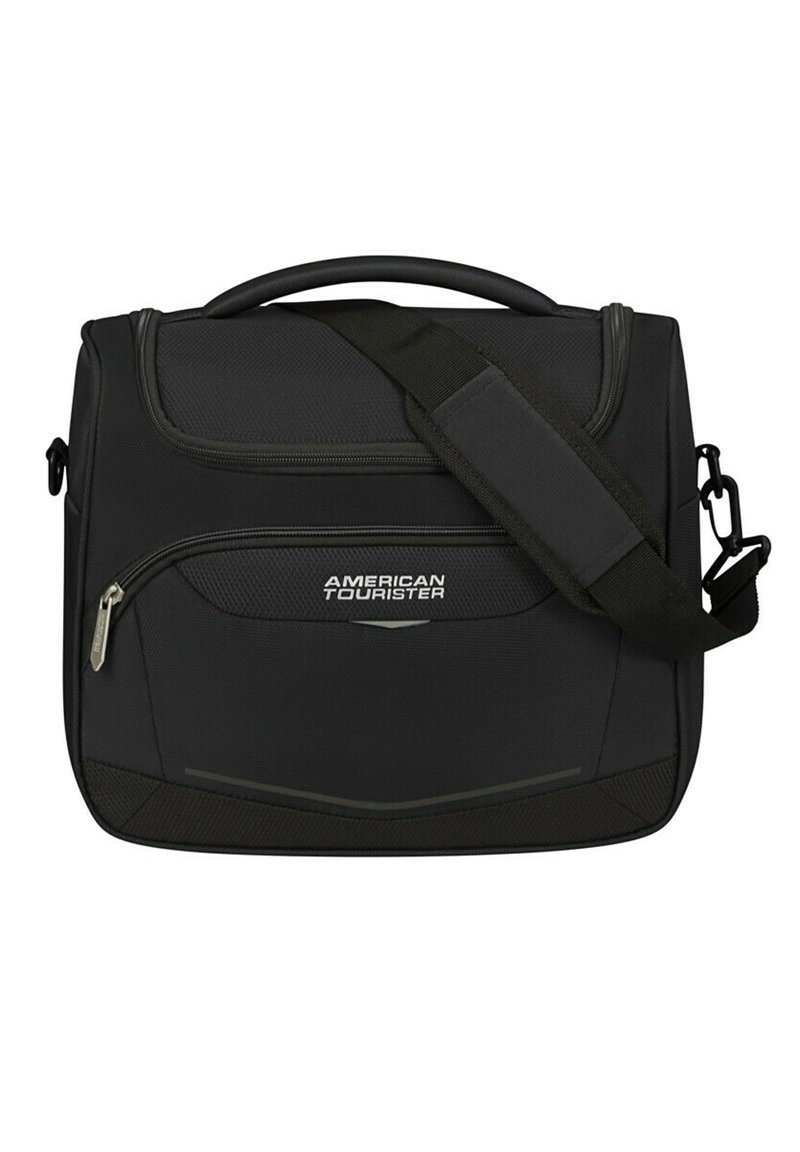 Borsa a tracolla nera con superficie testurizzata, tracolla regolabile, tasca frontale con zipper e logo. Presenta una maniglia robusta sulla parte superiore.