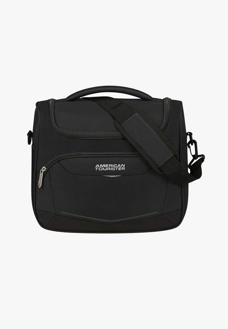 Borsa a tracolla nera con superficie testurizzata, tracolla regolabile, tasca frontale con zipper e logo. Presenta una maniglia robusta sulla parte superiore.