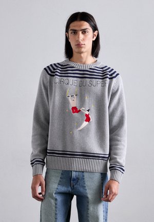 Gray knitted sweater with navy stripes, featuring an embroidered acrobat design and the text "CIRQUE DU SUPER" across the chest.