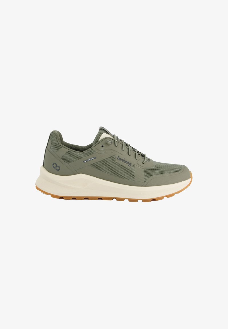 Grüne wasserdichte Sportschuhe mit einem Obermaterial aus strukturiertem Stoff, weißer Zwischensohle und einer Laufsohle aus Gummi; besitzt Schnürsenkel und Markenmerkmale.