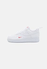 Sneaker Nike Air Force 1 bianca con tomaia in pelle liscia, logo swoosh rosso, lacci bianchi, suola intermedia testurizzata e suola in gomma.