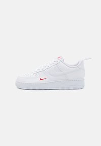 Nike Sportswear - AIR FORCE 1 07 - Sneakers - white/university red Miniaturebillede 1