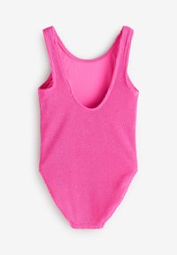Maillot de bain rose avec un motif texturé côtelé et un design dos nageur. Comprend de larges bretelles et un décolleté arrondi.