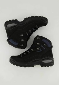 Czarne buty trekkingowe z zamszowej i materiałowej cholewki, gumową podeszwą, metalowymi oczkami oraz wzmocnionym piętem i palcami. Posiadają technologię wodoodporną.