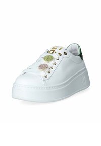 Sneaker bianco in pelle con suola spessa, dettagli verdi sul tallone, branding dorato e pietre decorative sui lacci.