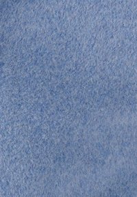 Tela de fieltro azul claro con una superficie suave y texturada y un patrón de fibras consistente en toda su extensión. Ideal para manualidades o usos decorativos.