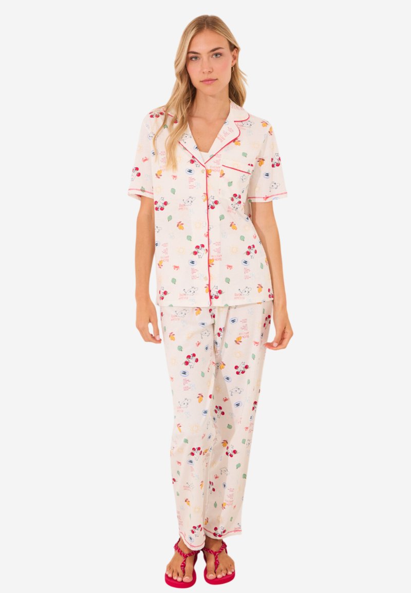 Lyhythihainen pyjamapuku kevyestä kankaasta, jossa on värikäs hedelmäprintti, punaiset reunat ja rento istuvuus. Mukana on yhteensopivat housut.